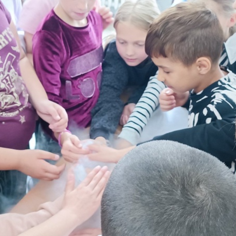 uczniowie uczestniczą w eksperymencie chemicznym