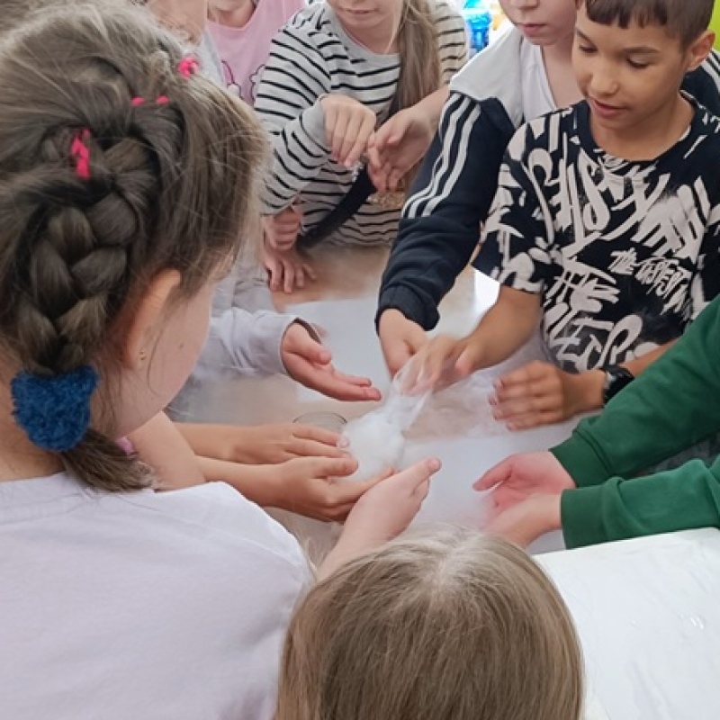 uczniowie uczestniczą w eksperymencie chemicznym