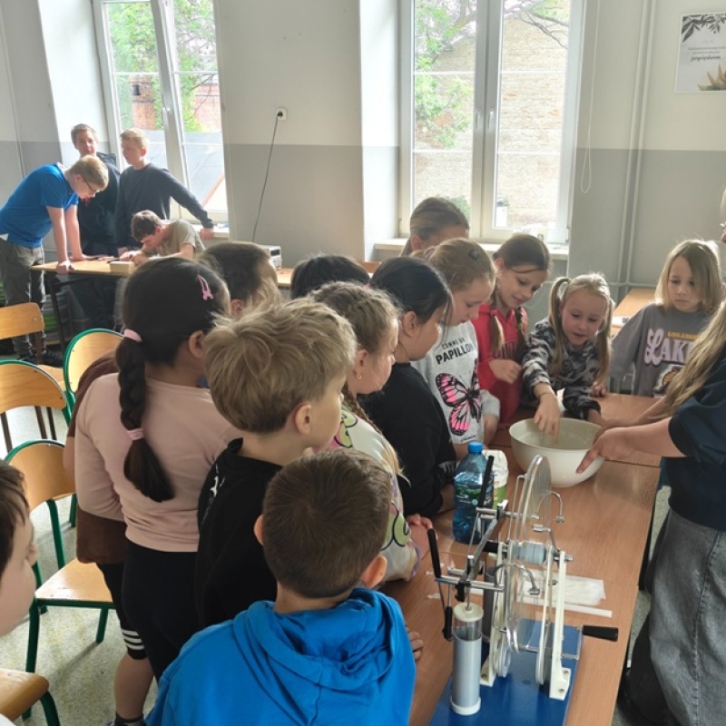 uczniowie uczestniczą w eksperymencie chemicznym