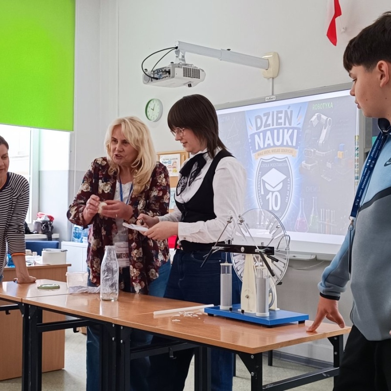 uczniowie obserwują eksperyment