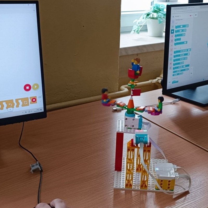 model zbudowany z LEGO Education Essential