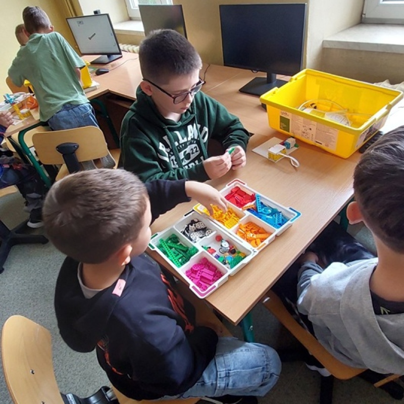 uczniowie budują z zestawów LEGO Education Essential