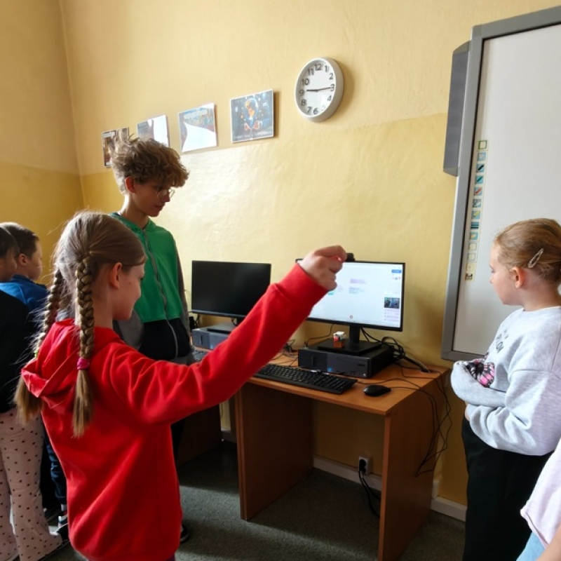 uczniowie trenują ruchy robota za pomocą gestów