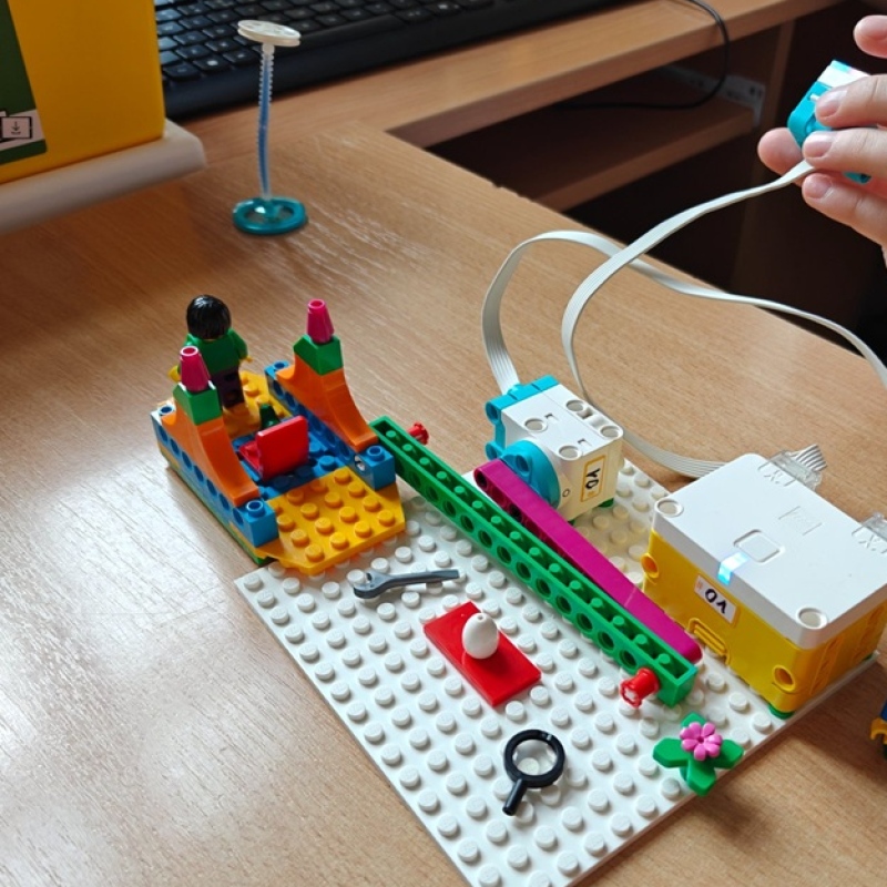 uczniowie budują z zestawów LEGO Education Essential