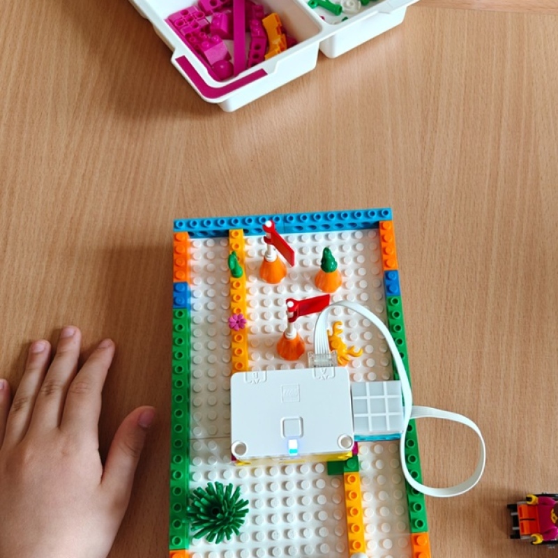 uczniowie budują z zestawów LEGO Education Essential