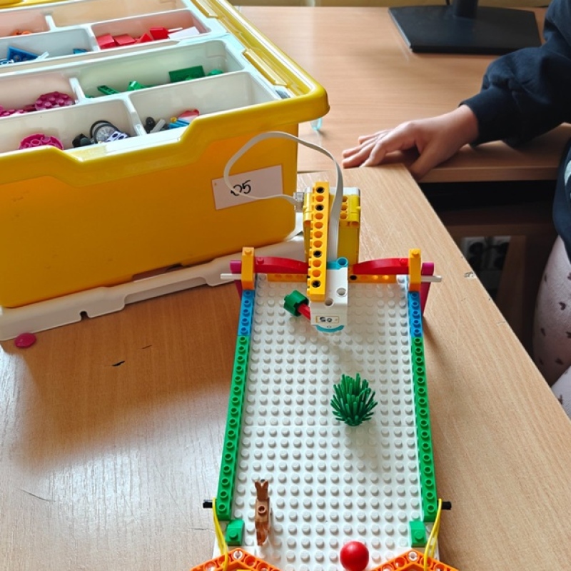 uczniowie budują z zestawów LEGO Education Essential