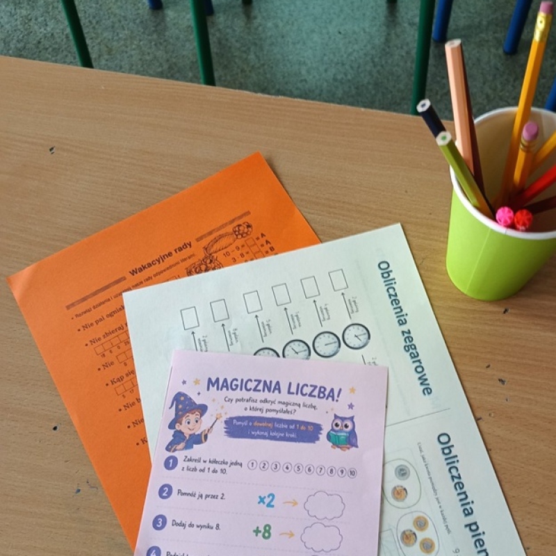 uczniowie rozwiązują zagadki matematyczne