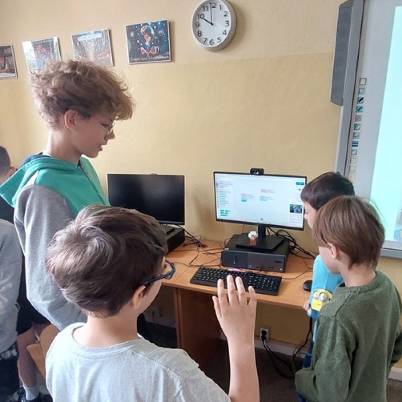 uczniowie trenują ruchy robota za pomocą gestów