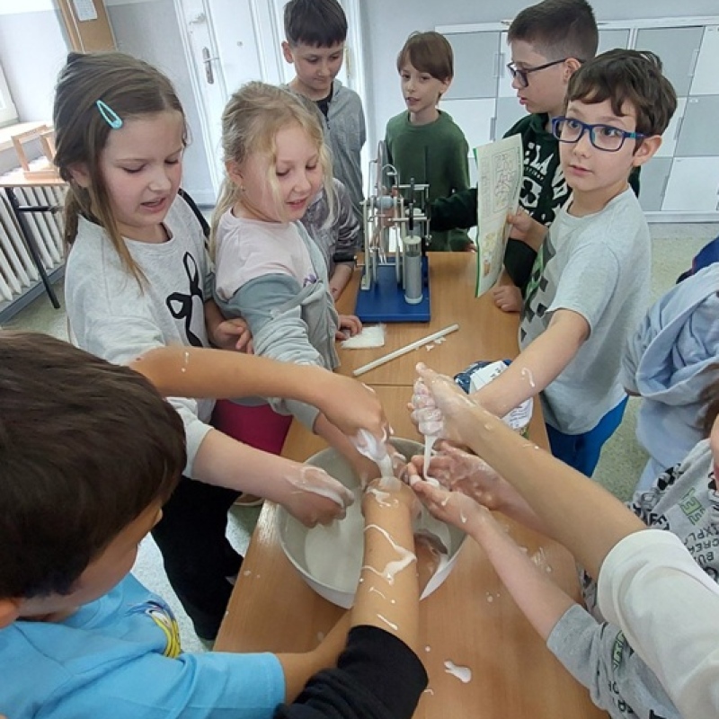 uczniowie uczestniczą w eksperymencie chemicznym