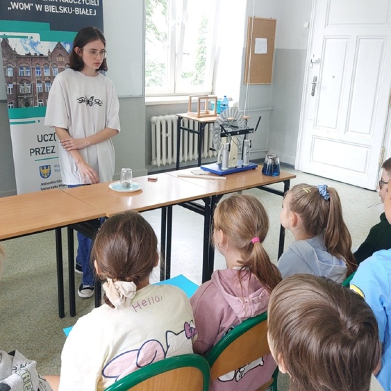 uczniowie obserwują eksperyment