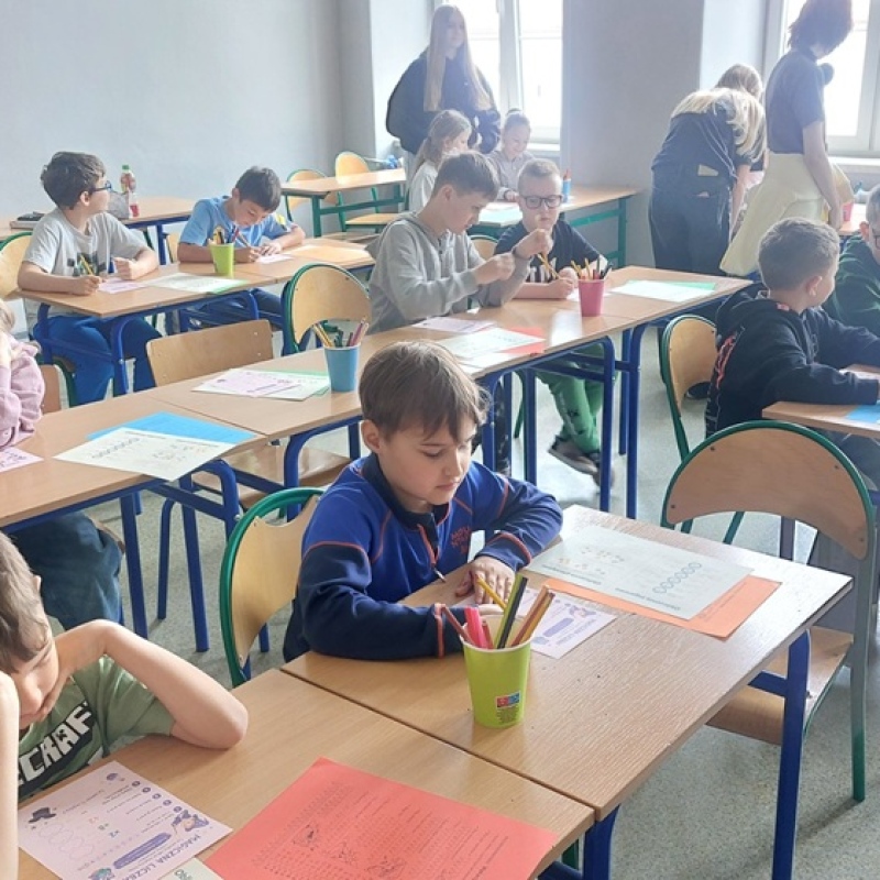uczniowie rozwiązują zagadki matematyczne