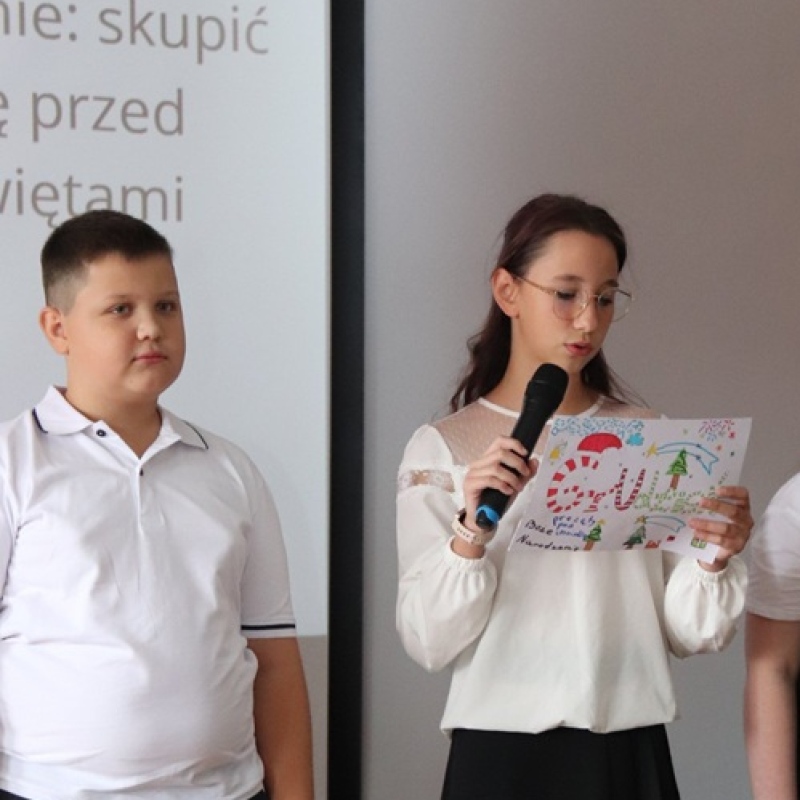 uczniowie na scenie recytujący