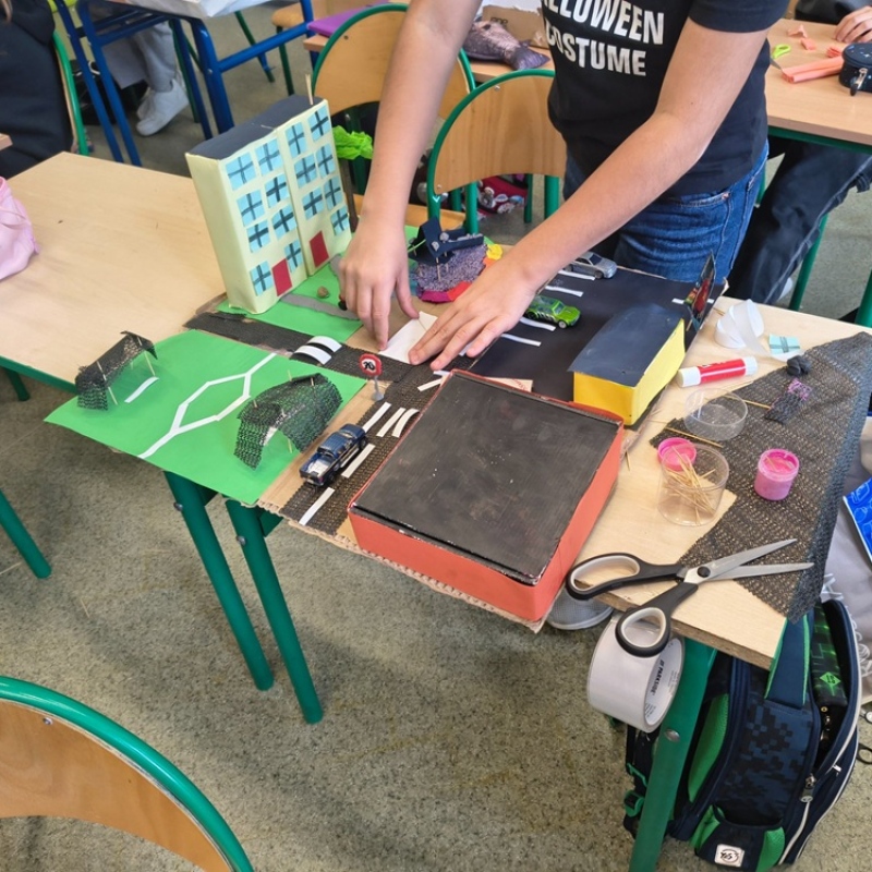 uczniowie tworzą makietę z kartonu