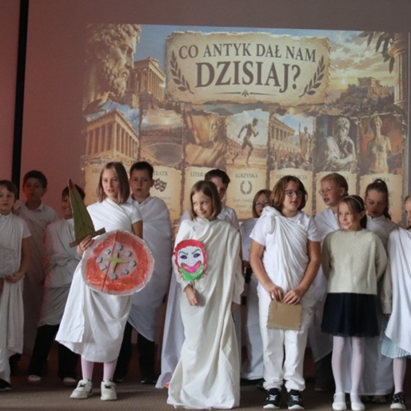 uczniowie w strojach z epoki antyku na scenie
