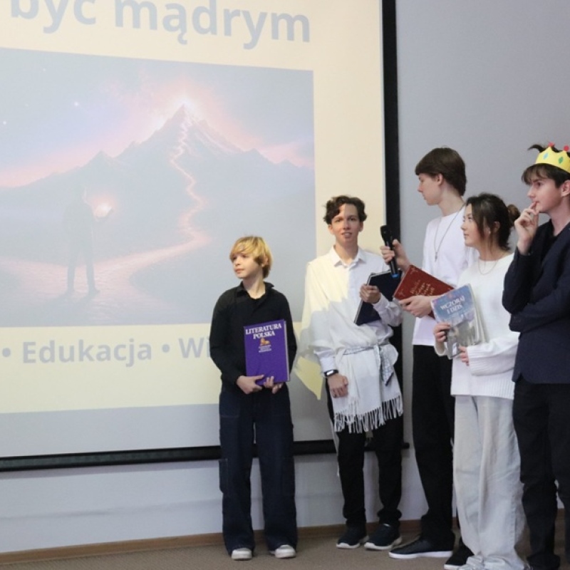 uczniowie na scenie na tle napisu miej odwagę być mądrym
