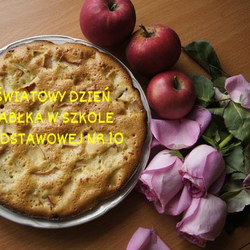 ciasto z napisem światowy dzień jabłka w szkole podstawowej nr 10