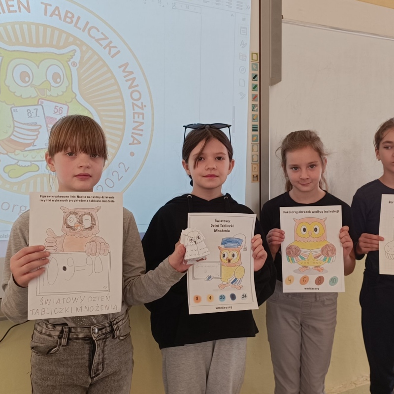 Dzieci klasy 3 z pokolorowanymi sowami