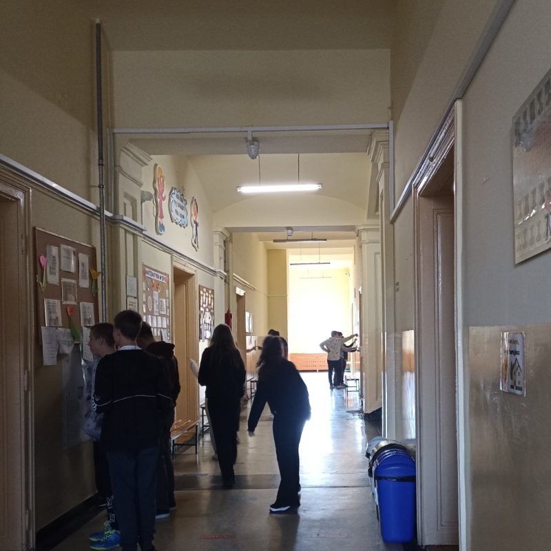 Uczniowie klasy 8a podczas rozwiązywania zadań w stacjach zadaniowych