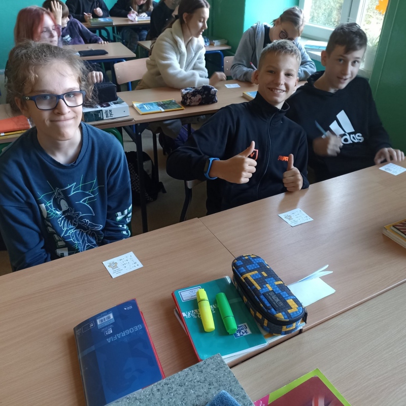 Uczniowie klasy 8b po zdaniu egzaminu