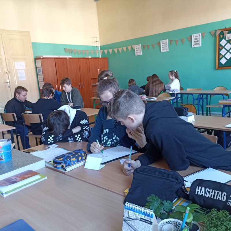 Uczniowie klasy 8b podczas rozwiązywania zagadek