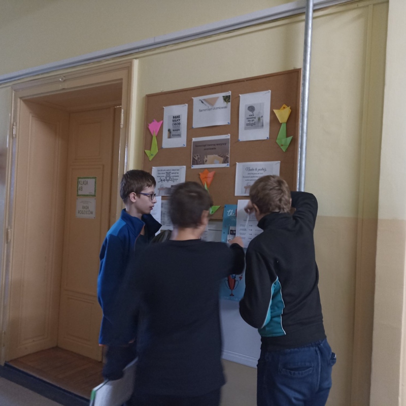 Uczniowie klasy 8b przy rozwiazywaniu zadań ze stacji zadaniowych