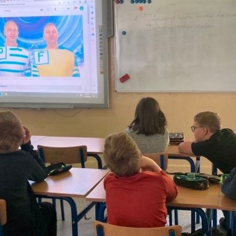 Klasa 5 oglądająca spotkanie online