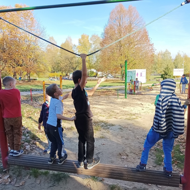 Uczniowie klas 1 podczas zabawy na urządzeniach na placu zabaw na Błoniach