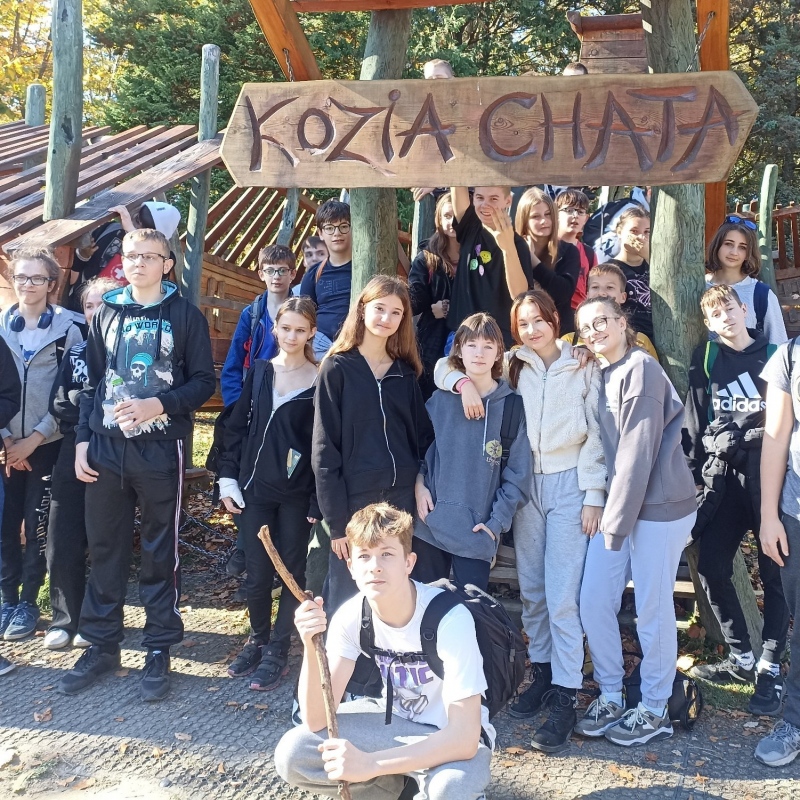 Uczniowie klas 8 przy napisie Kozia Chata podczas rajdu na Kozią Górkę