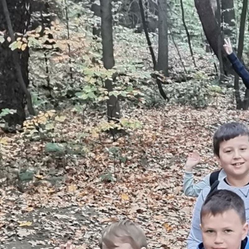Uczniowie klasy drugiej w drodze na Błonia