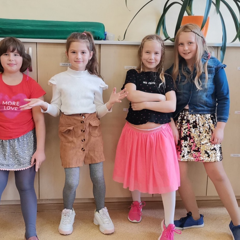 Dziewczyny z 2a prezentują ciekawe fryzury