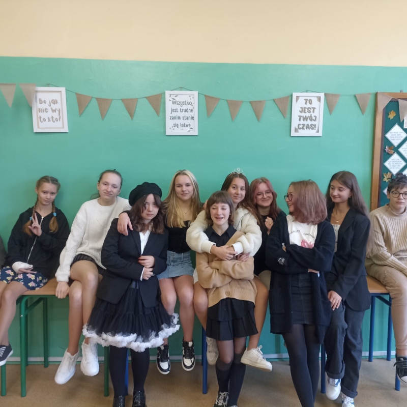 Uczniowie klasy 8b w spódnicach i ciekawych fryzurach