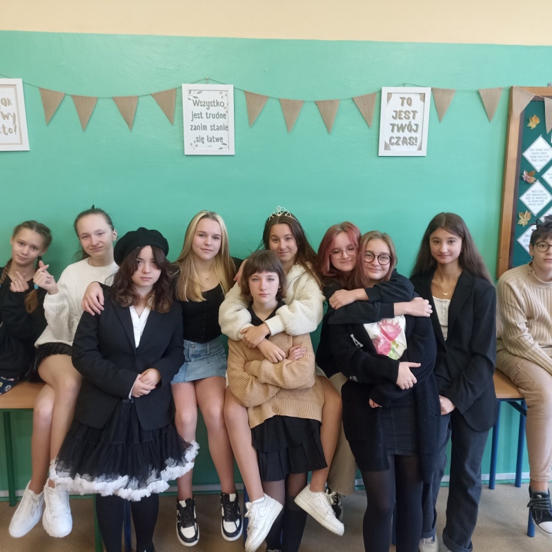Uczniowie klasy 8b w spódnicach i ciekawych fryzurach