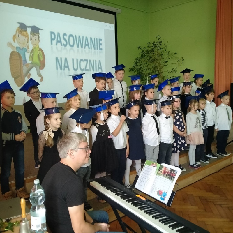 Uczeń klasy Ib deklamuje swój wiersz