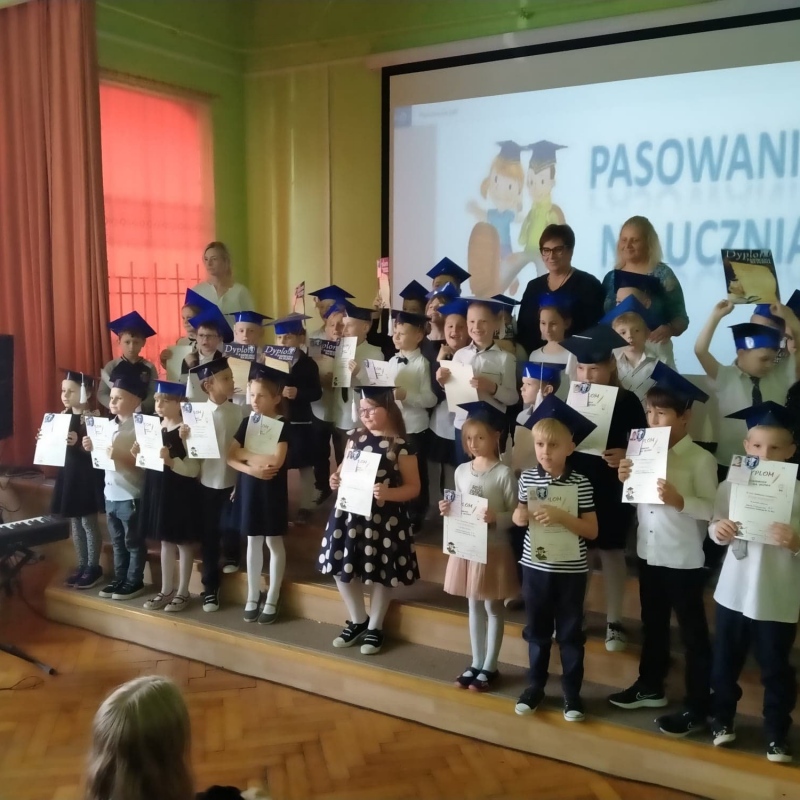 Uczniowie klasy Ia i Ib z dyplomami i legitymacjami