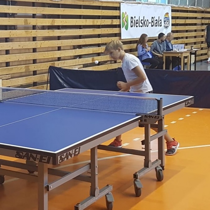 Gracze przy stole do tenisa stołowego podczas zawodów