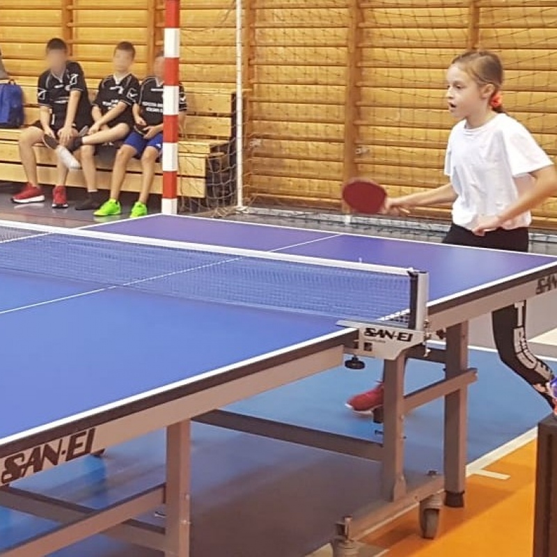 Gracze przy stole do tenisa stołowego podczas zawodów