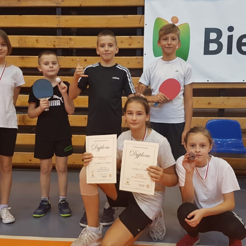 Uczniowie z dyplomem z zawodów tenisa stołowego
