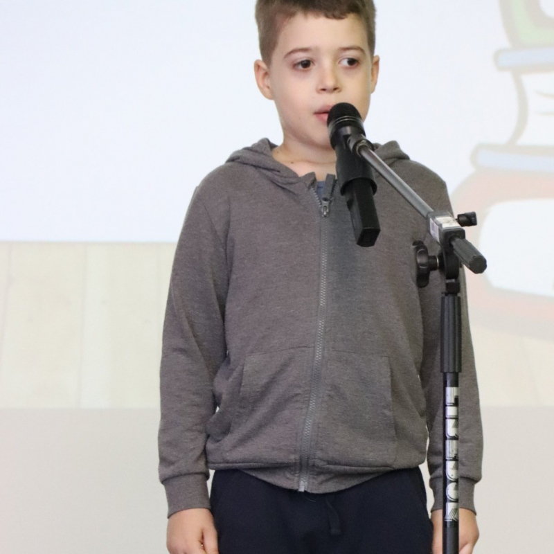 Uczeń klasy 1a recytujący wiersz