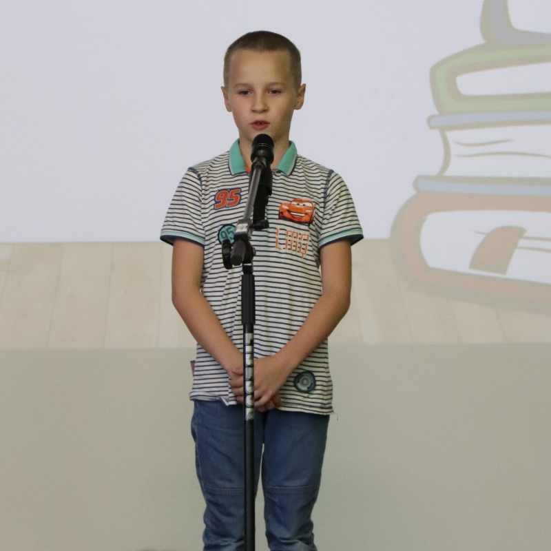 Uczeń klasy 3 recytujący wiersz