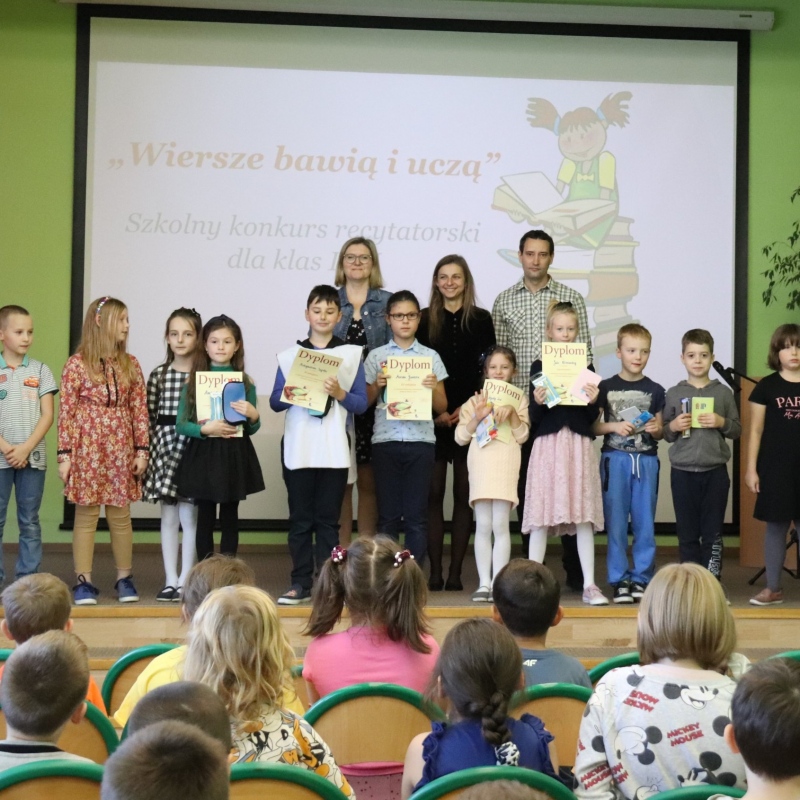 Uczniowie biorący udział w konkursie wraz z jury