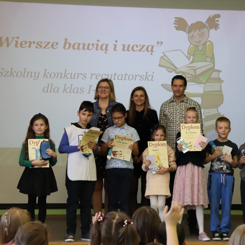 Uczniowie nagrodzeni w konkursie wraz z jury