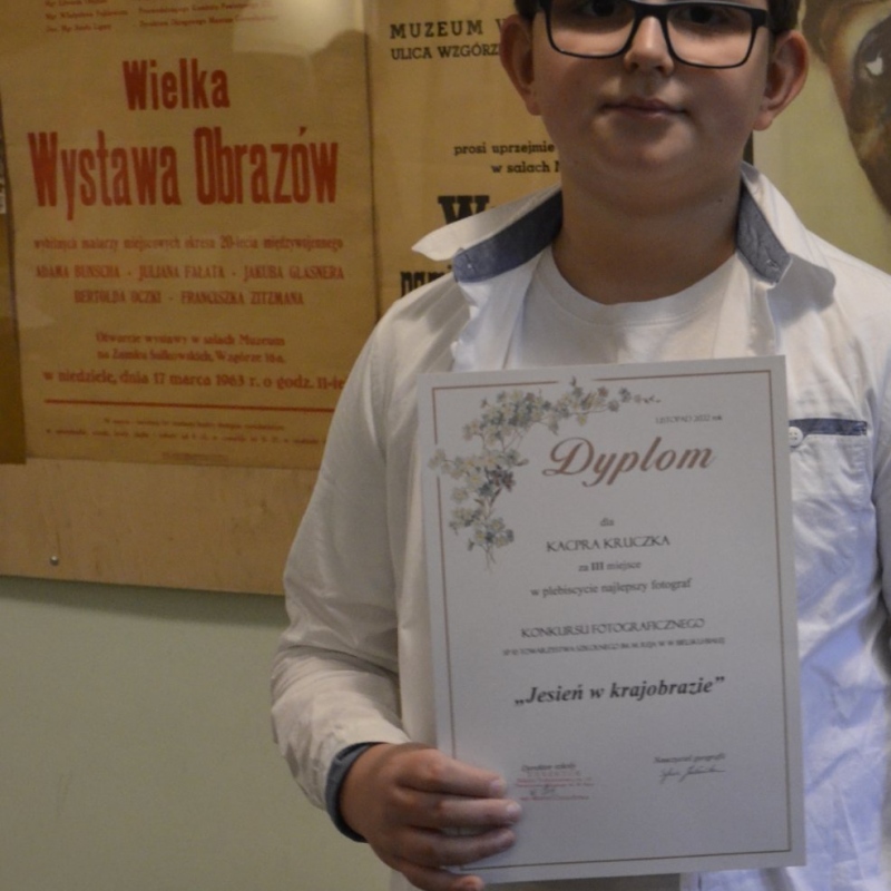 Kacper z dyplomem za zajęcie II miejsce w plebiscycie  konkursu fotograficznego