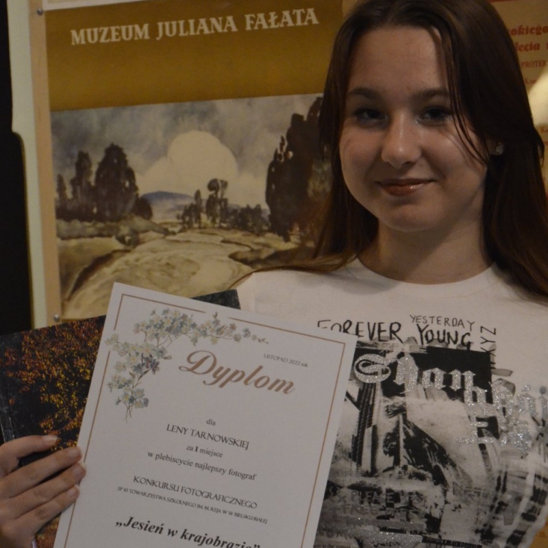 Lena z dyplomem uzyskania I miejsce w plebiscycie konkursu Jesień w krajobrazie