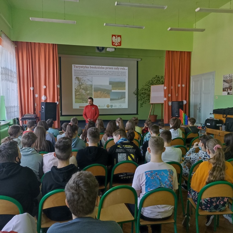 zdjecie:Uczniowie uczestniczą w spotkaniu z przedwdnikiem górskim 21 marca 2022 roku