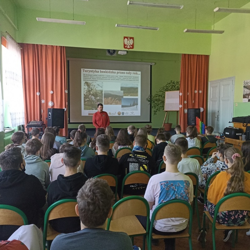 zdjecie:Uczniowie uczestniczą w spotkaniu z przedwdnikiem górskim 21 marca 2022 roku