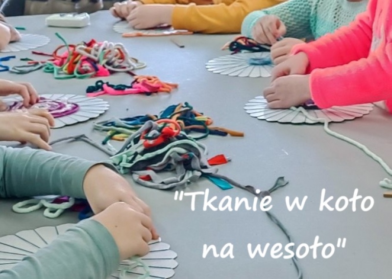 foto:  "Tkanie w koło na wesoło" - wizyta klasy 2a w Starej Fabryce.